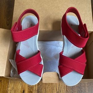 NEW IN BOX Clarks 6.5 W Cloudstepper Step Cali red sandals w Velcro closure